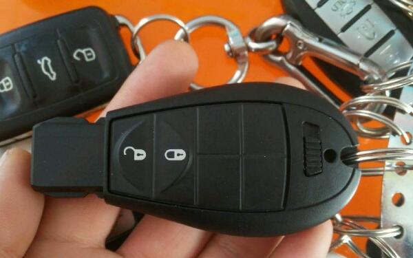jeep遥控钥匙用一段时间就没电 jeep自由光钥匙怎么换电池