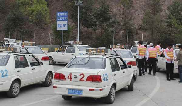 科目三的灯光操作法 听到行车电脑或者是考官发出的指令
