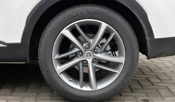 名爵hs轮胎型号多少 轮胎型号为215/60 r17