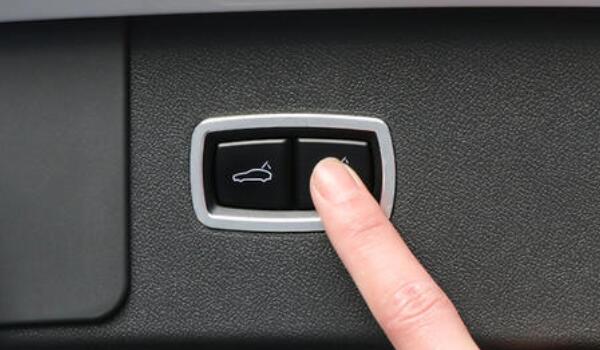 卡宴后备箱打不开故障