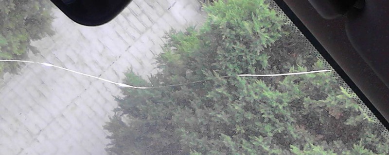 挡风玻璃被磕了小坑没裂