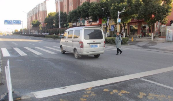 过红绿灯压到白线在斑马线上