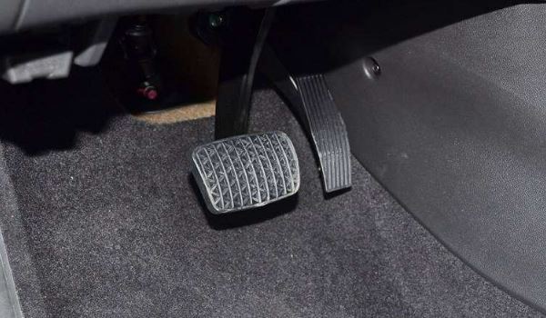 手动挡离合器在哪