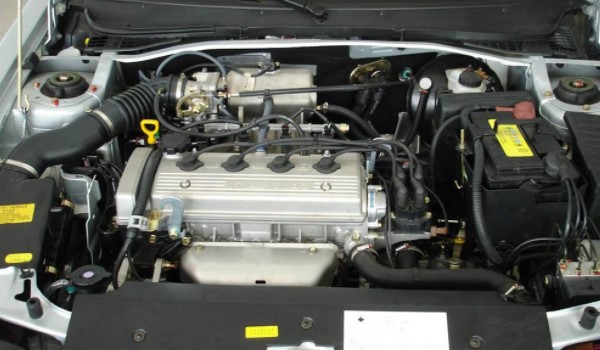 发动机接的那个大塑料管是干什么的