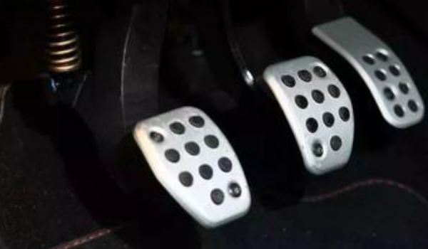 点火的时候要踩离合和刹车吗