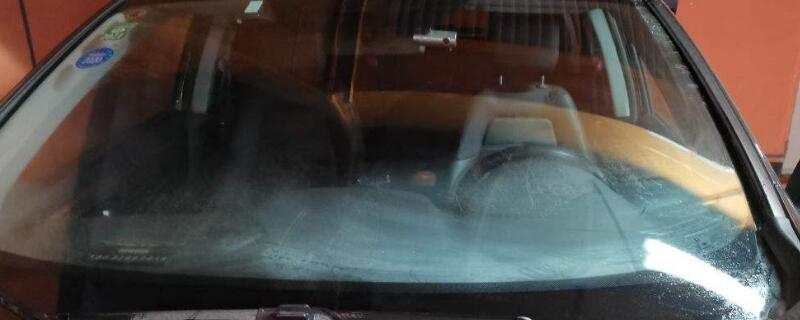 汽车挡风玻璃外面起雾怎么解决