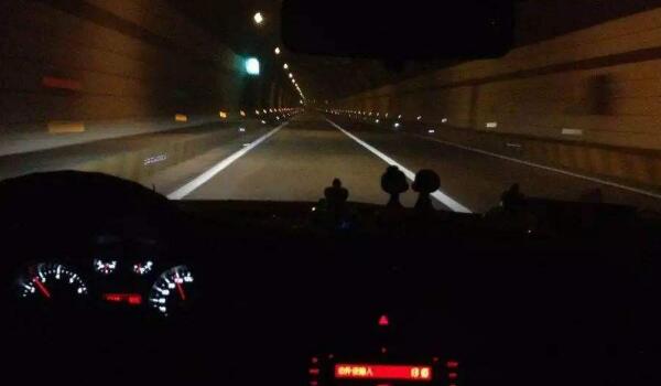 夜间超车要远近光交替吗