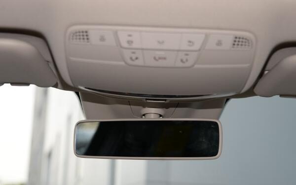 奔驰内反光镜小黄灯一直亮