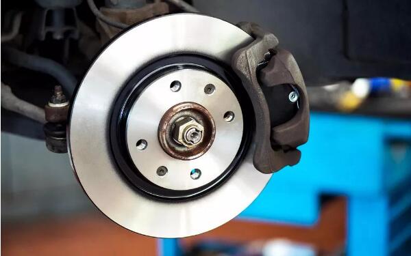 汽车前轮有金属刮擦声