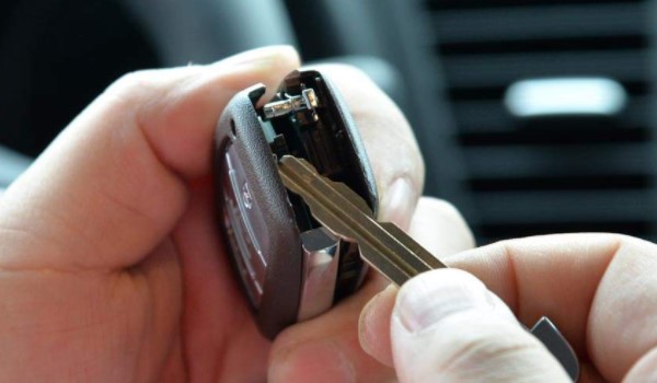 车遥控钥匙打不开车门怎么回事