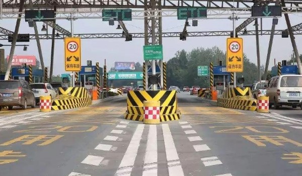 装了etc走人工车道要拔卡吗