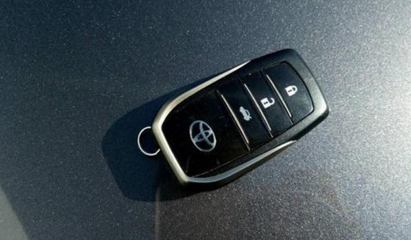 卡罗拉钥匙电池怎么换