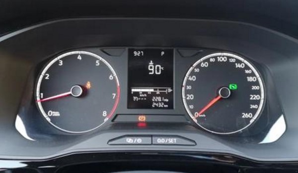 车上温度计灯亮红色