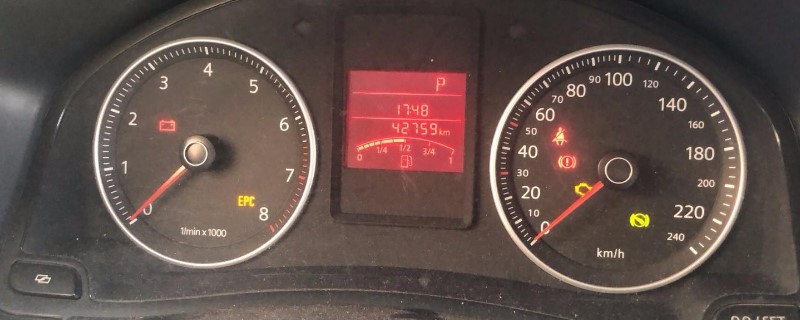 冬天汽车打不着火哒哒哒响,仪表盘闪