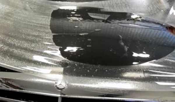 新车门边被磕掉了点漆