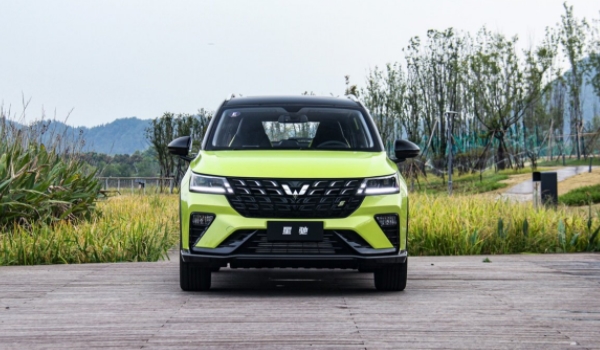 五菱星驰suv2023款价格及图片 车辆的落地价格为6.47万元（手动自由型）