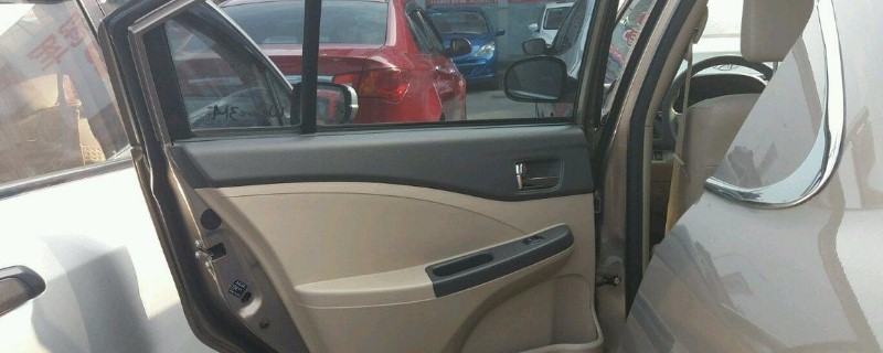 新车门边被磕掉了点漆