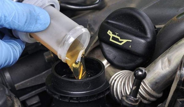 机油不够了加别的牌子