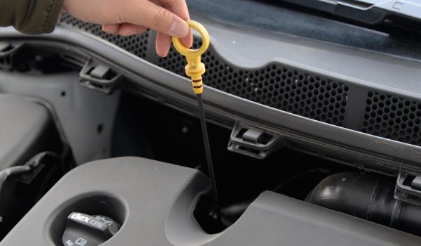 机油不够了加别的牌子