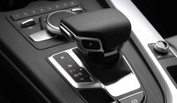 自动挡的车怎么下坡更安全